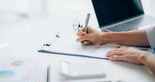 Manulife (TSX:MFC) Faces Investor Spotlight After Pulling High-Leverage Loan Product