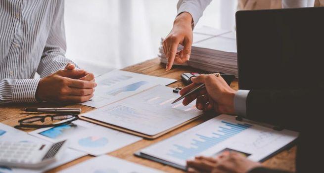 VersaBank Faces Selling Pressure as Funding Risks and Global Uncertainty Cloud Outlook