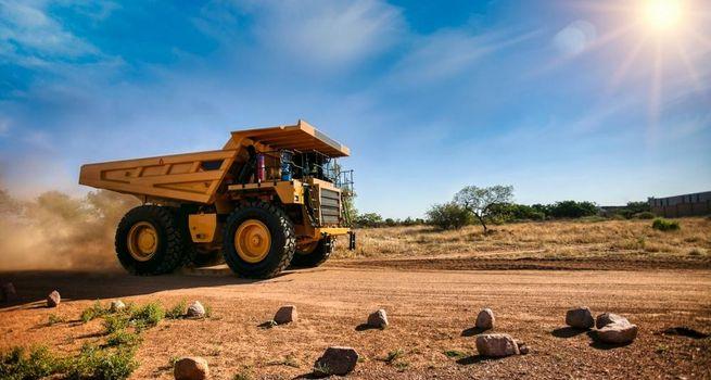 How Are Renewable Energy Demand and Global Economic Trends Supporting TSXV:SCZ?