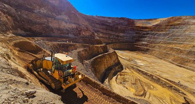 Can (TSX:LUG)’s Sustain Record USD 926M Free Cash Flow Amid Growing Production?