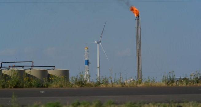 Why Are Investors Watching Headwater Exploration Amid Middle East Oil Market Risks?