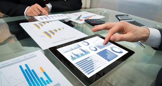 Why Are the Liberals Leading Canada's Federal Polls? What It Means for TSX Stocks and Investors in 2026