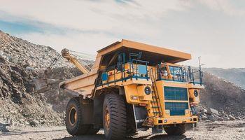 Why Did TSXV:AUX - Gold X Mining Fall 3.91% Despite Strong Gold Prices and Safe-Haven Demand?